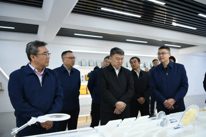 2.22 图：王海波调研中瓷公司、美泰公司生产现场.webp