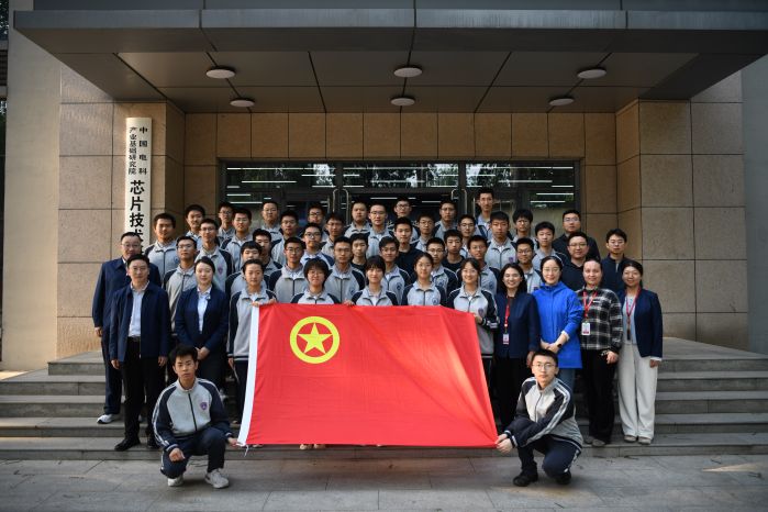 展室门口合影-2
